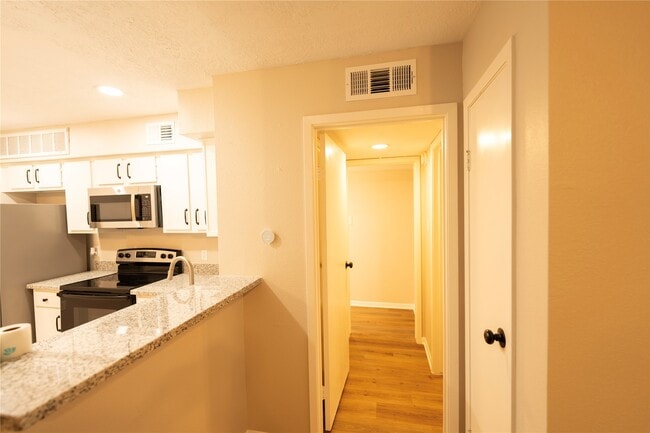 Building Photo - 2021 Spenwick Dr