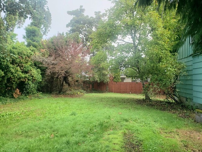 Building Photo - Charming Cottage in Woodburn with Large Yard!