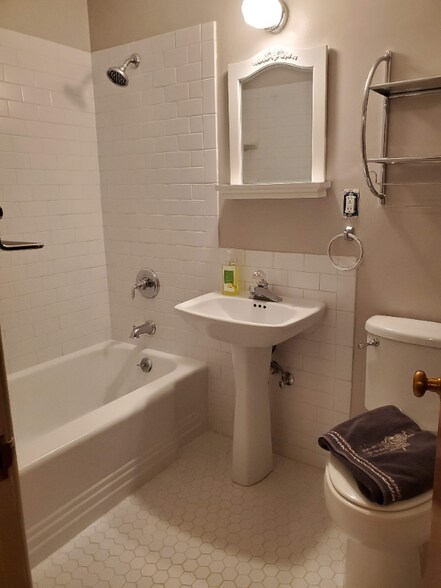 Building Photo - 530 W Olympic Pl