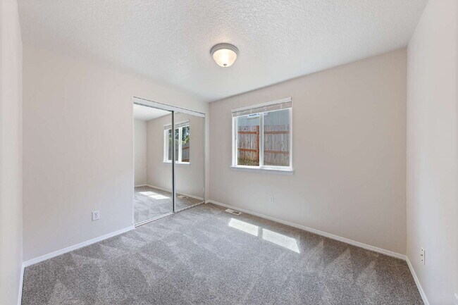 Building Photo - Spacious 3 bedroom Duplex