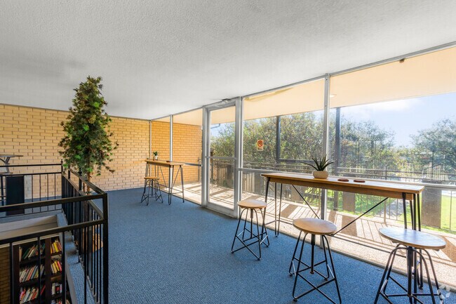 Business Lounge - Heatherway Apartments