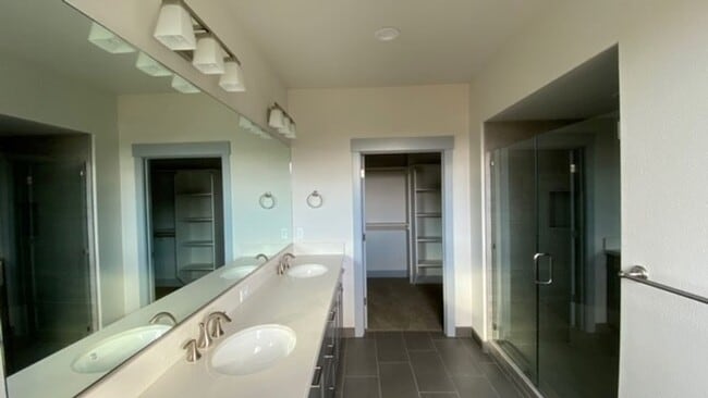 Building Photo - Lovely Home in New Community 10 min North of Redding!