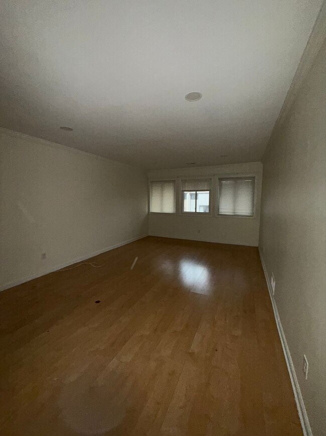 Building Photo - 22 Avon Dr