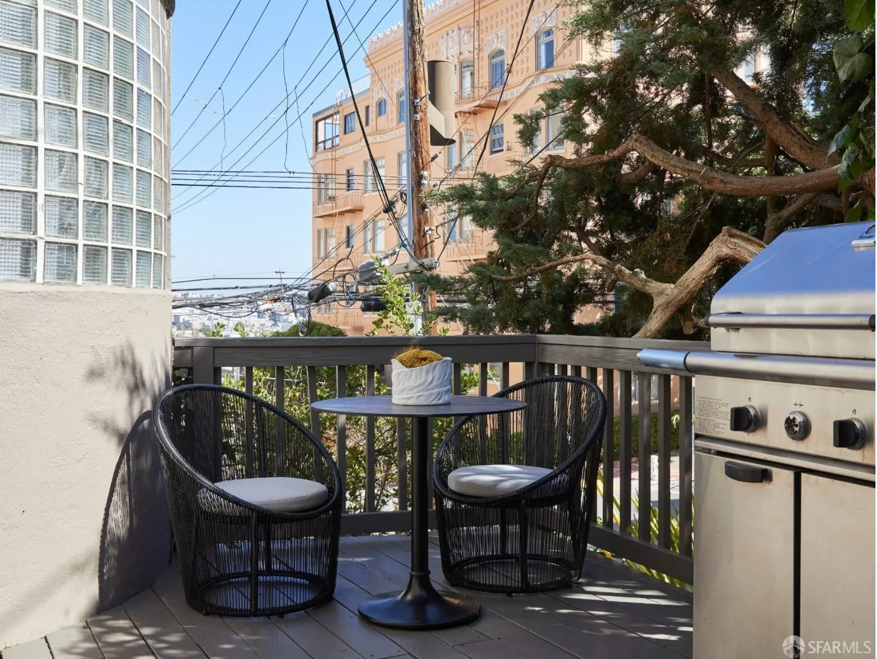 Building Photo - 2211 Leavenworth St