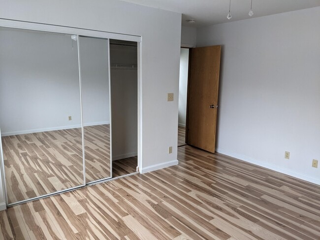 Building Photo - 3575 Kenbrooke Ct