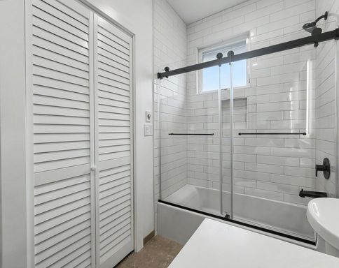 Building Photo - AVAILABLE NOW! Bright and Modern Home with High Ceilings and Premium Upgrades in the Columbia Cit...