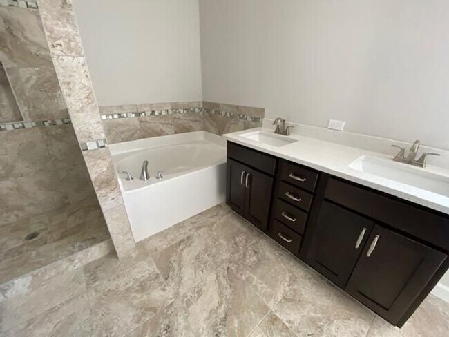 Building Photo - 3 Bedroom Brick Home with Modern Finishes!