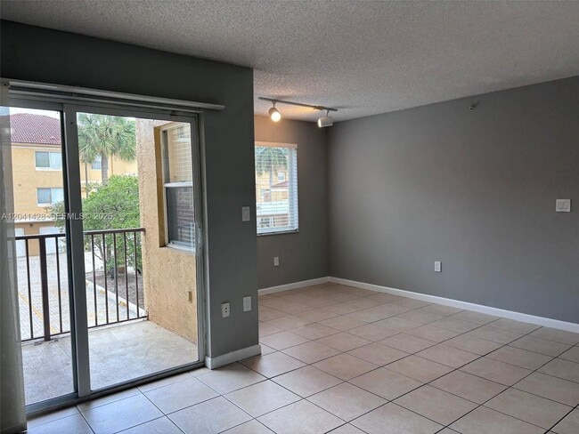 Building Photo - 761 N Pine Island Rd