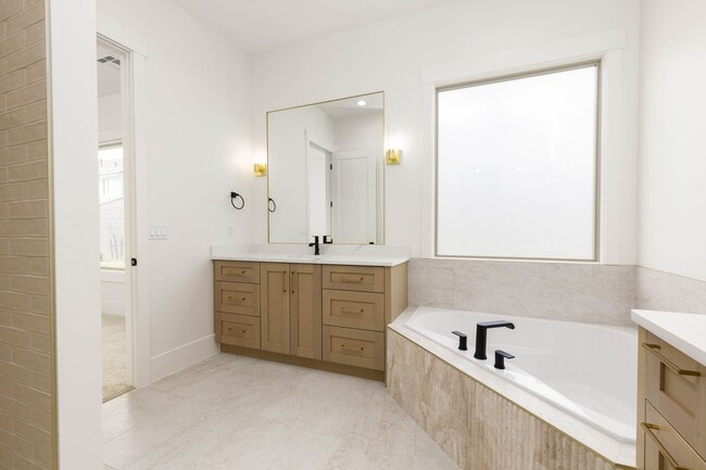 Building Photo - Beautiful single story with 4 bedrooms close to Crimson High School