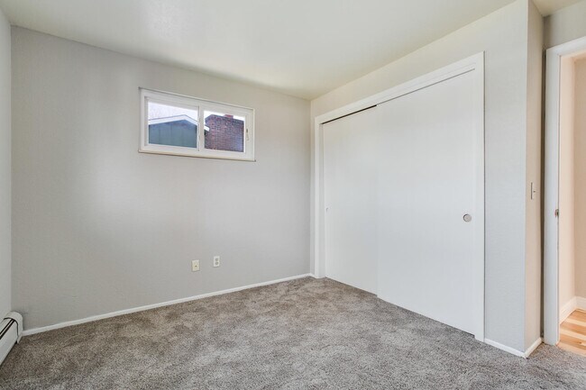 Building Photo - 6997 W Roxbury Ave