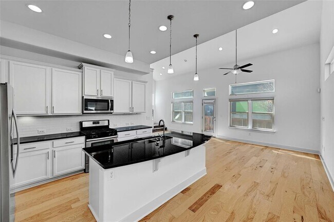 Building Photo - 2308 Hermia St