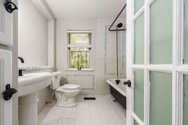 Building Photo - Adorable Brick Home in Italian Village!