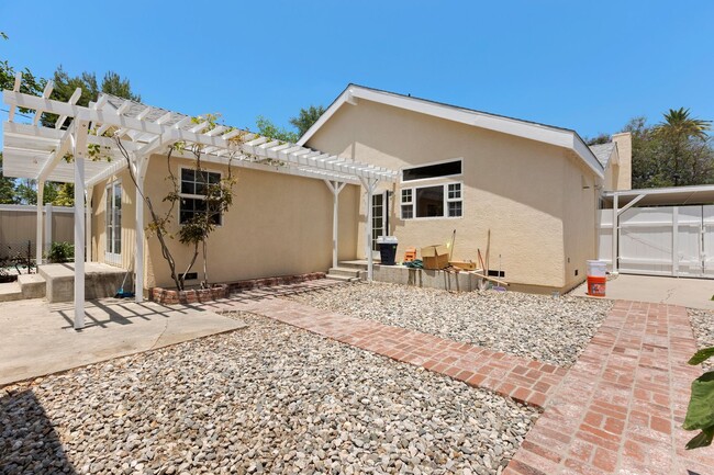 Building Photo - Spacious 4-Bedroom Family Home in Northridge!