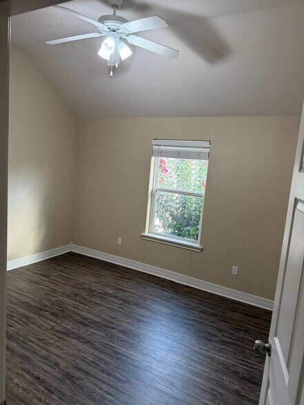 Building Photo - 121 Helane Ln