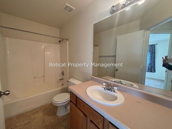Building Photo - 217 Meadowood Ct