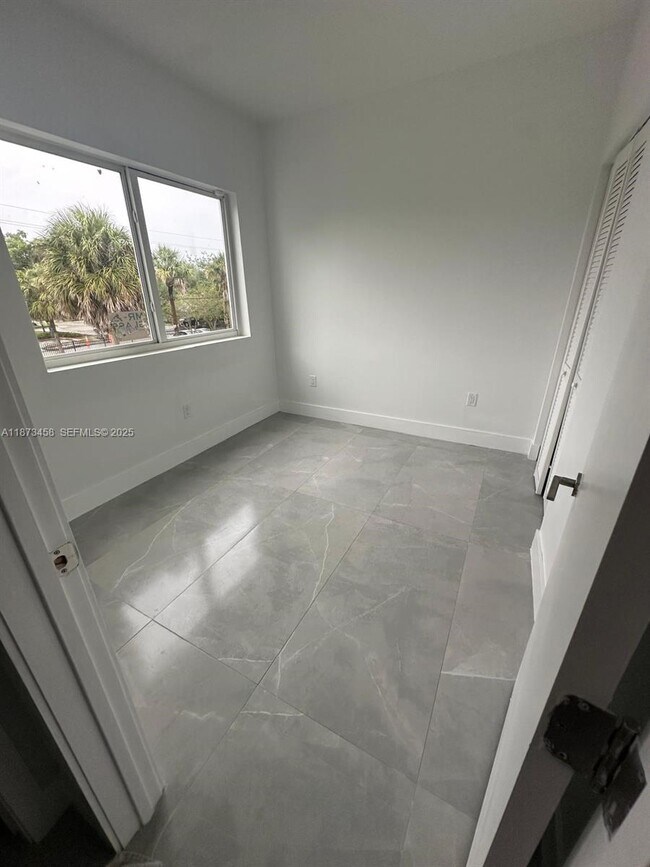 Building Photo - 723 NW 19th Ave