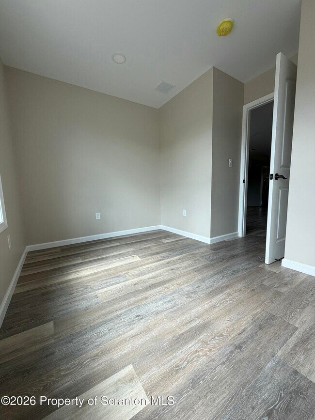 Building Photo - 1068 Lakeland Dr