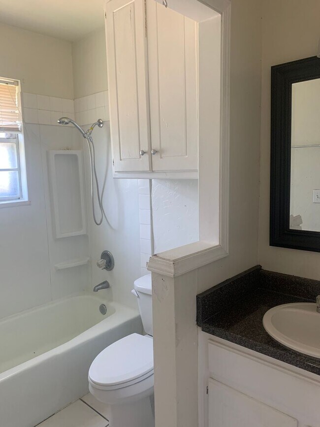 Building Photo - 4bedroom in 2bathroom located in Avondale