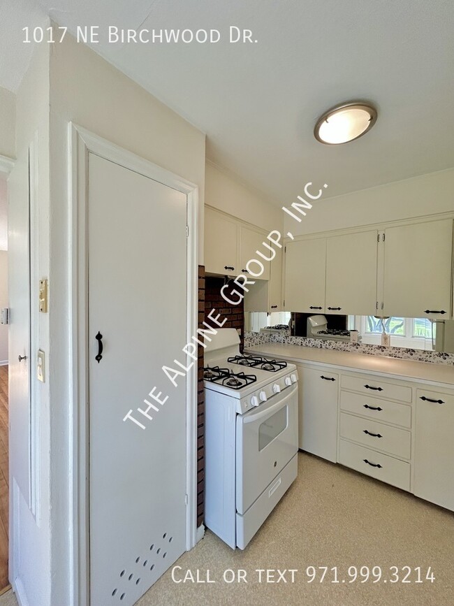 Building Photo - 1017 NE Birchwood Dr
