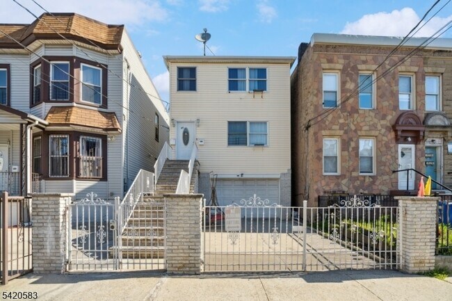 Building Photo - 66 Atlantic St