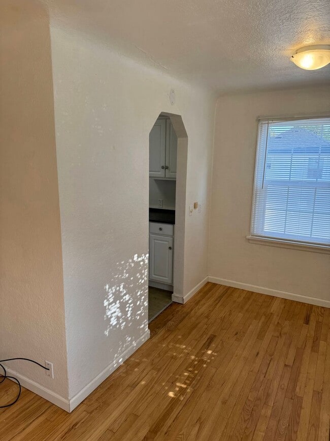 Building Photo - 1 Bedroom Duplex in Downtown Eugene