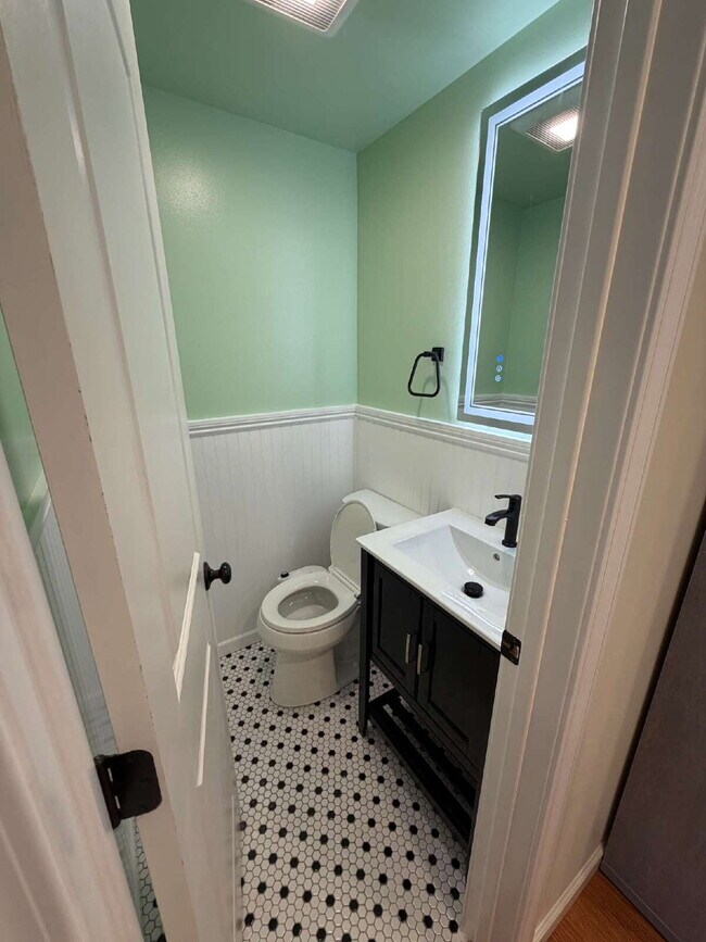 Building Photo - "Charming Walnut Creek Retreat: Spacious 4-Bedroom Home with Elegant Granite Kitchen, Cozy Firepl...