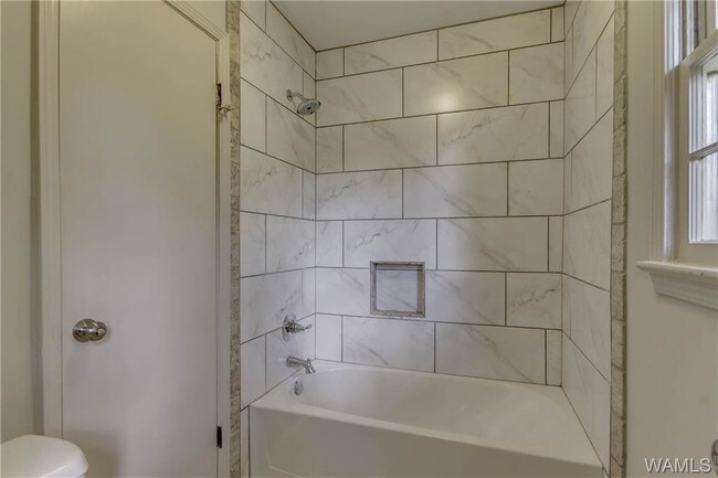 Building Photo - 401 Riverdale Dr