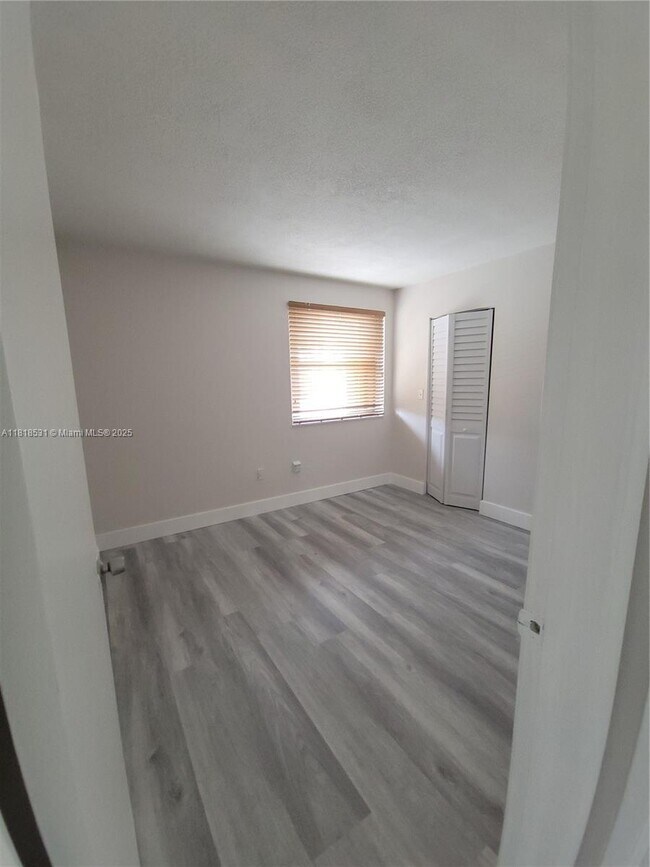 Building Photo - 251 W Park Dr