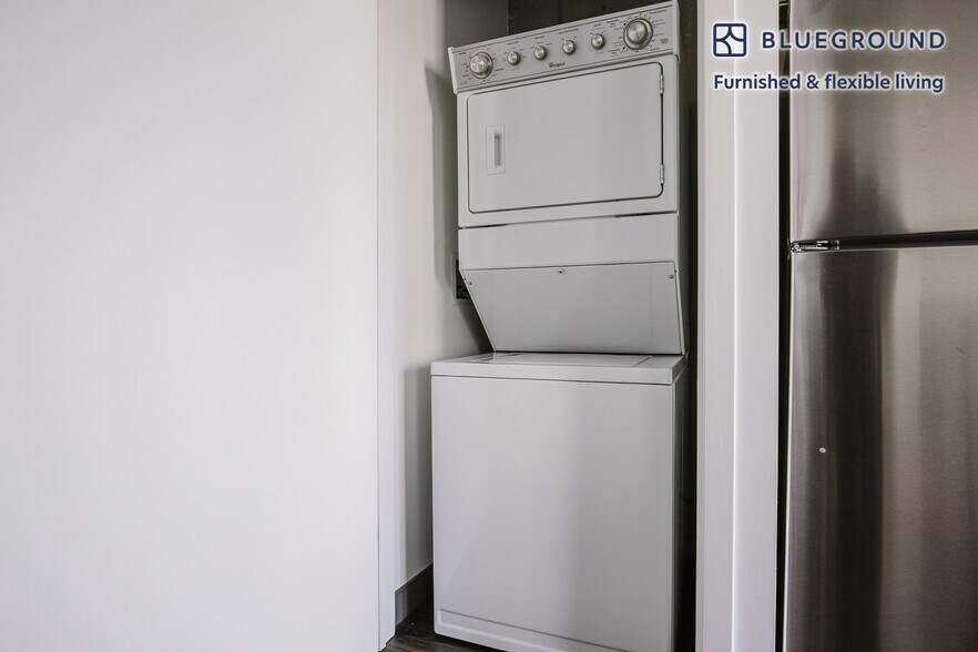 Building Photo - 215 W Lake St