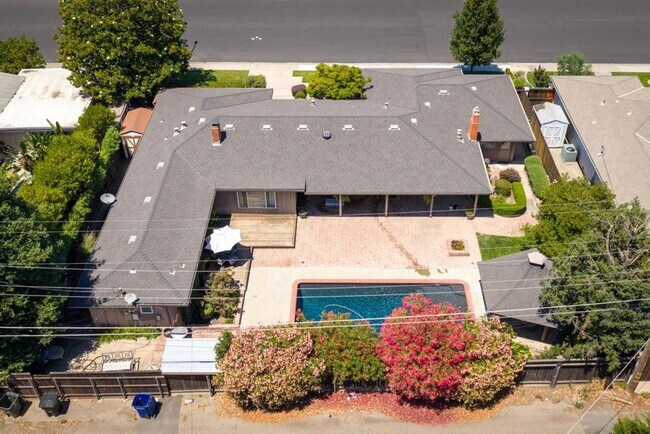 Building Photo - Stunning home located is sought after Northgate!