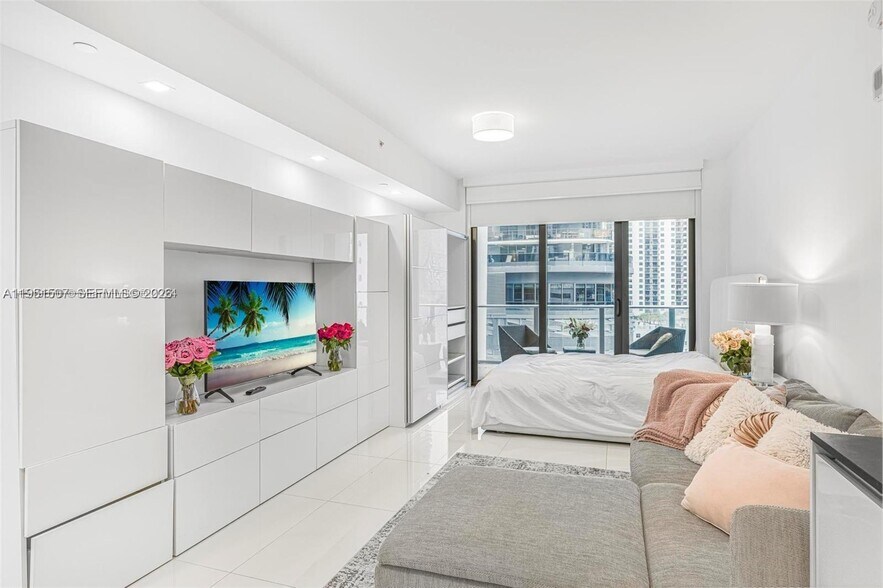 Building Photo - 1010 Brickell Ave