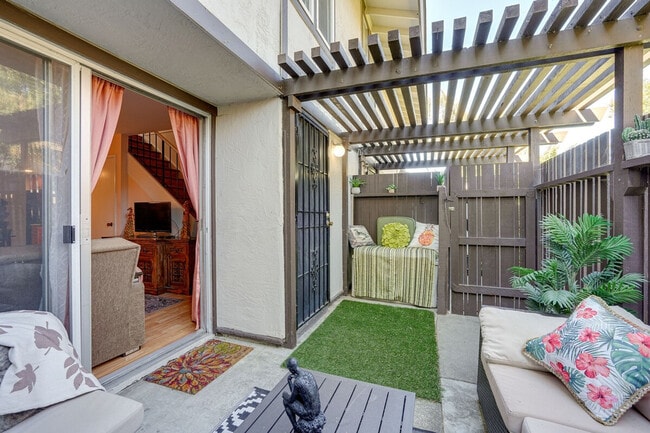 Building Photo - 5474 Roundtree Pl
