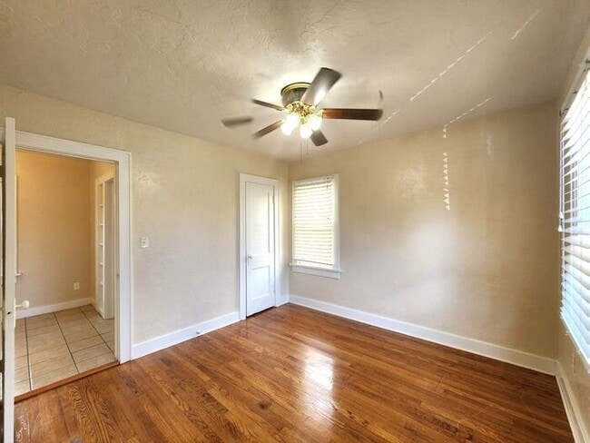 Building Photo - 1 Bed 1 Bath Upstairs Garage Apt in the Mi...