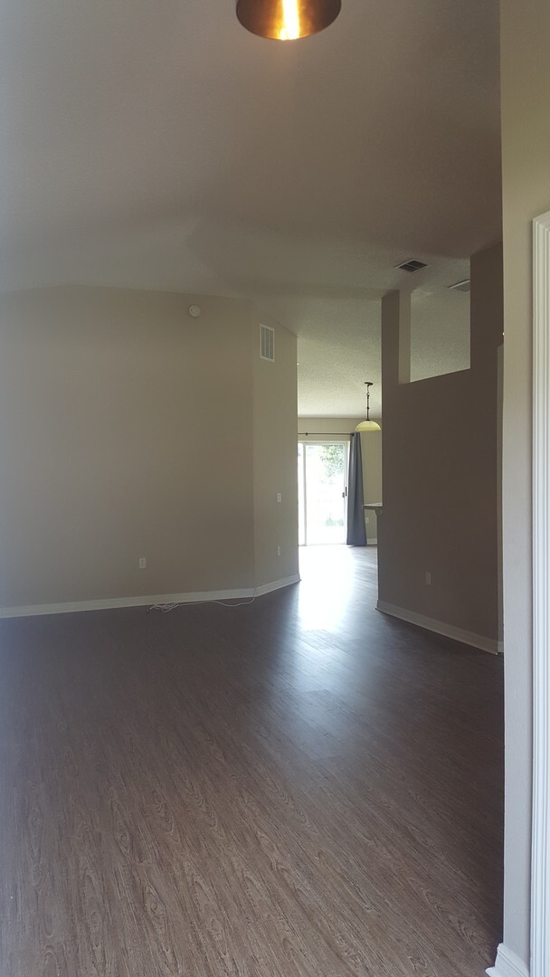 Building Photo - 3 bedroom 2 bath home