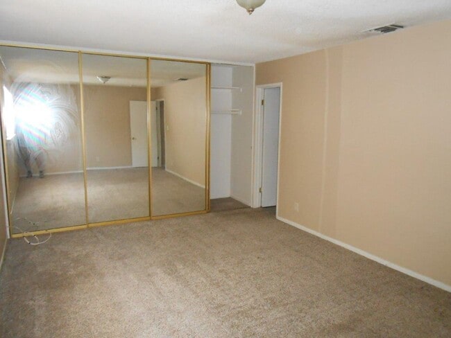 Building Photo - Spacious 2 story Townhouse with Community Pool