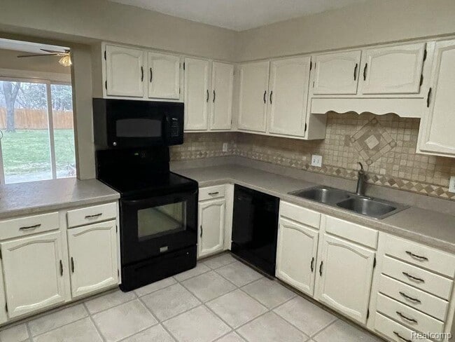 Building Photo - 8484 Pepper Ridge Dr