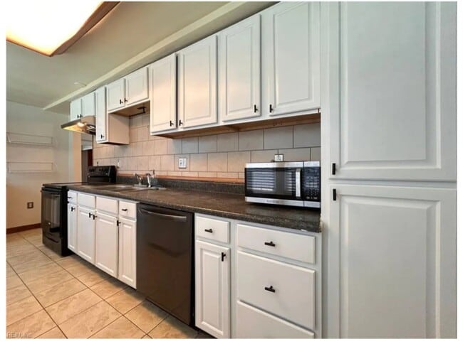 Building Photo - 400 Jamestown Ave