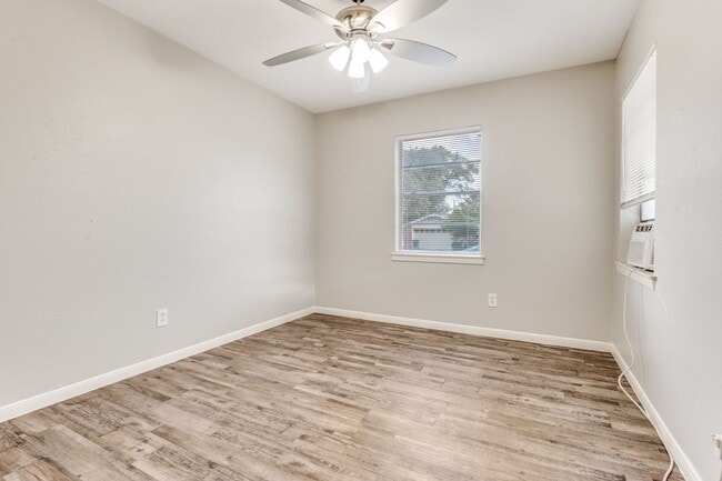 Building Photo - 404 Darlene Ln