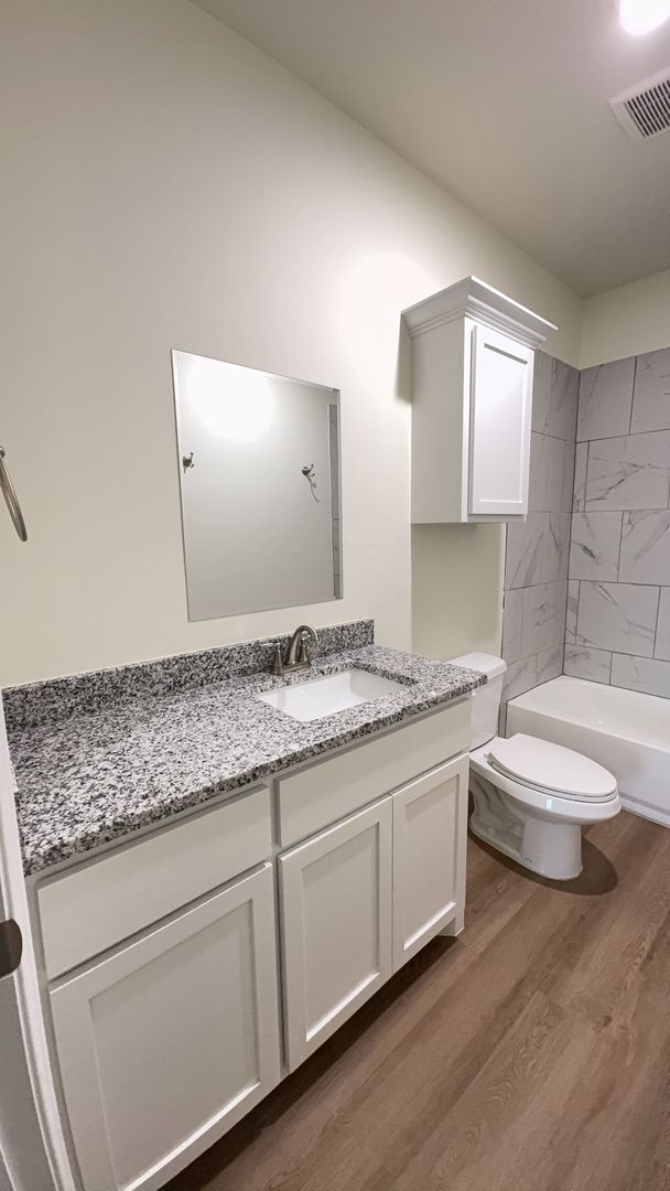 Building Photo - 3 Bedroom 2 Bath 2 Car Garage Duplex in Gr...