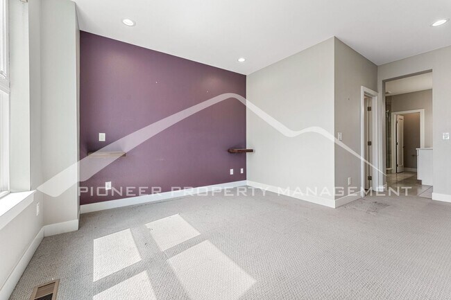 Building Photo - Fantastic Townhome with Central AC and 2 Car Garage!