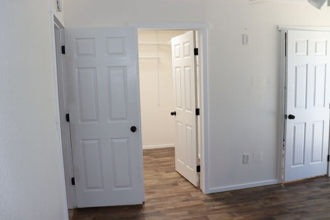 Building Photo - 5 Bedroom, 2 Bathroom