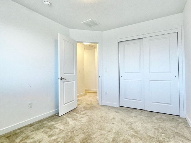 Building Photo - HOLIDAY MOVE IN SPECIAL!