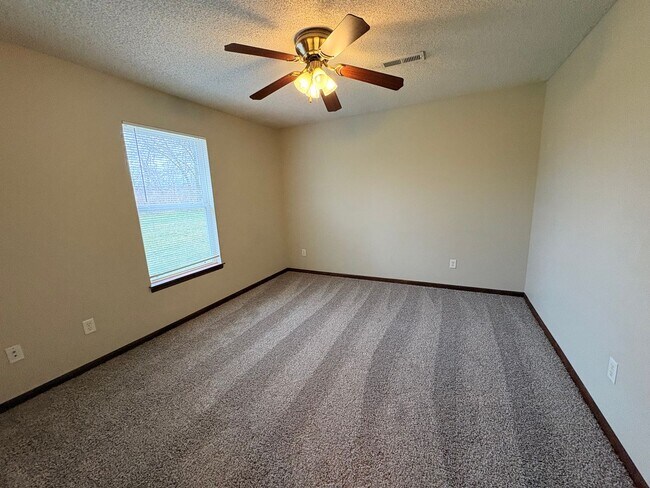 Building Photo - 2 Bed Ranch Style Duplex in Grain Valley.