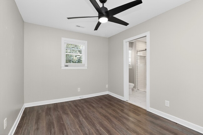 Building Photo - 4044 Dinglewood Ave