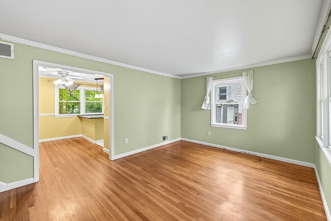 Building Photo - Convenient, Spacious and Affordable 4BR ho...