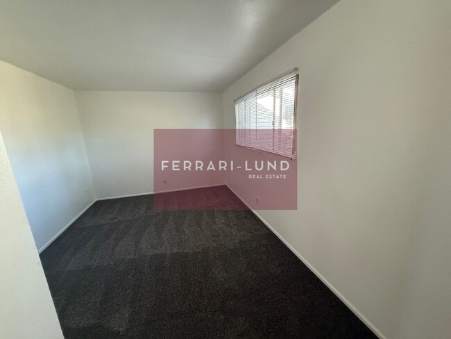 Building Photo - Townhome in Reno, 2 bedroom 1.5 bathroom -...