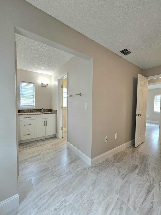 Building Photo - NEWLY RENOVATED 3 Bedroom 1.5 Bath now for...