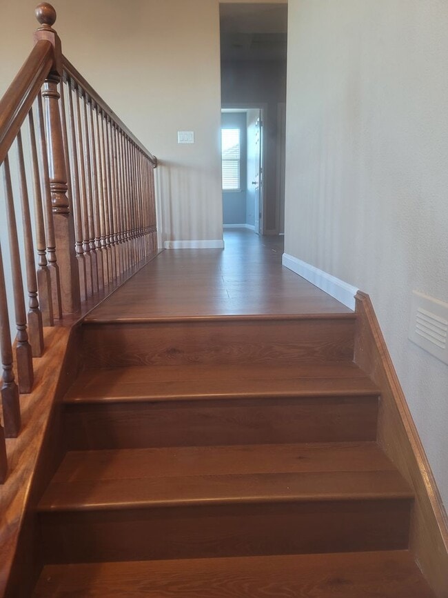 Building Photo - Located in a great neighborhood 5Bdm 3Ba Home With 2 Car Garage