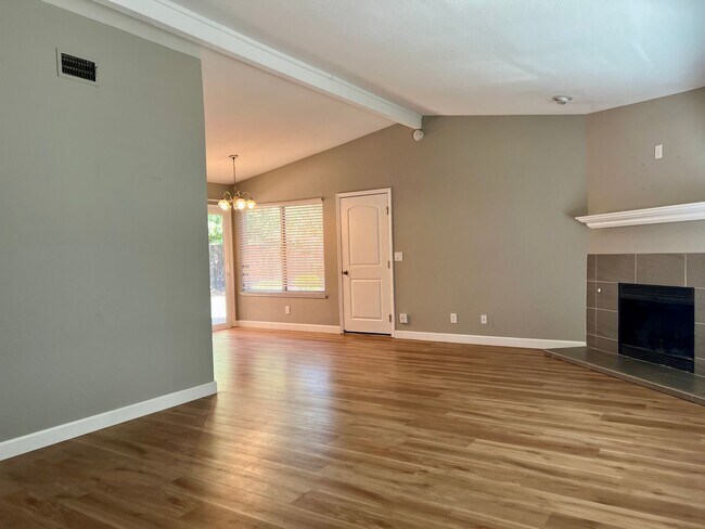 Building Photo - 3 Bedroom 2 Bathroom 2 Car Garage Home in Loomis