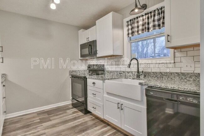 Building Photo - 495 Washboard Rd